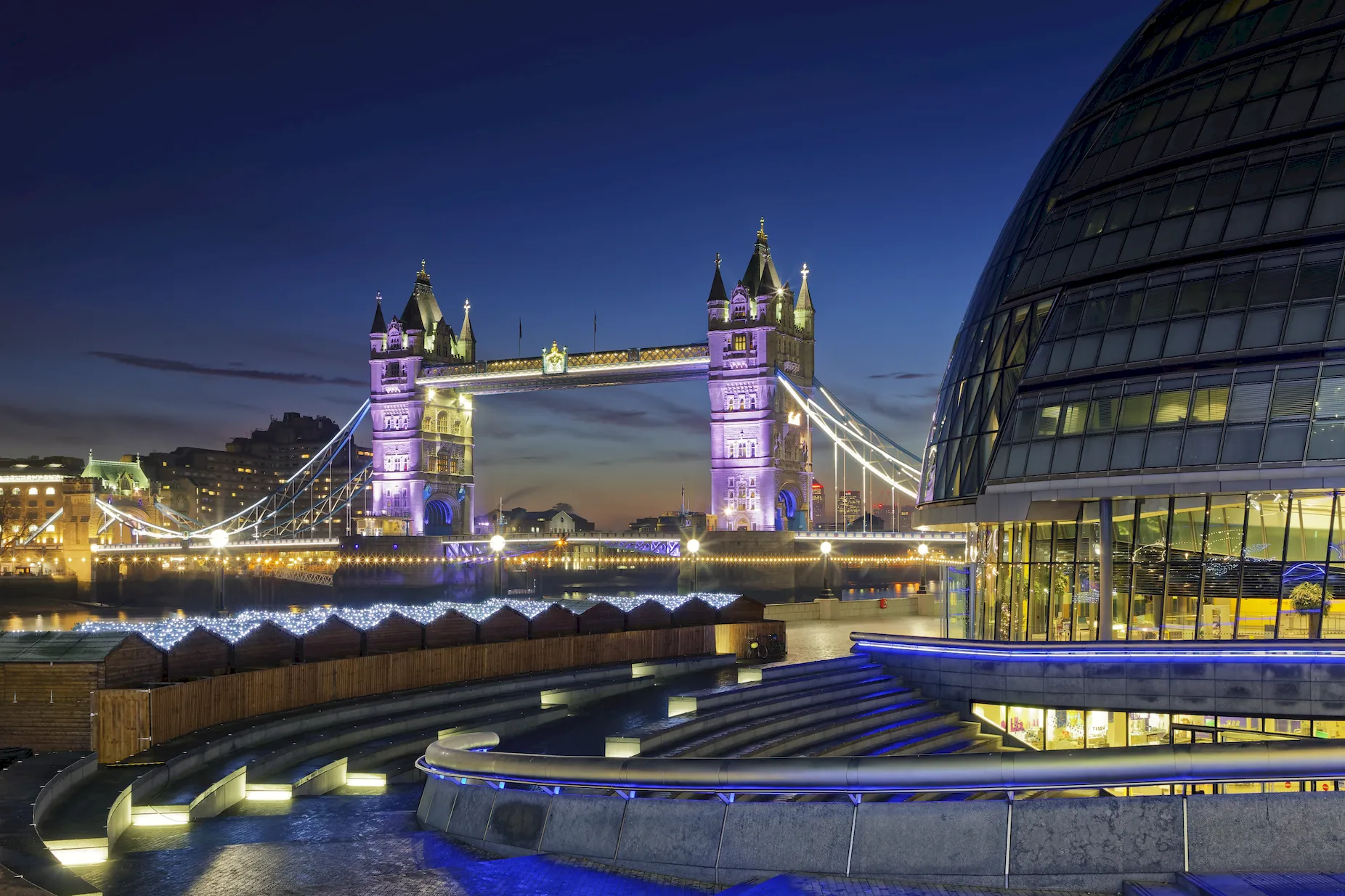 uk-london-city-hall-and-tower-bridge-at-night-2024-09-13-22-04-42-utc